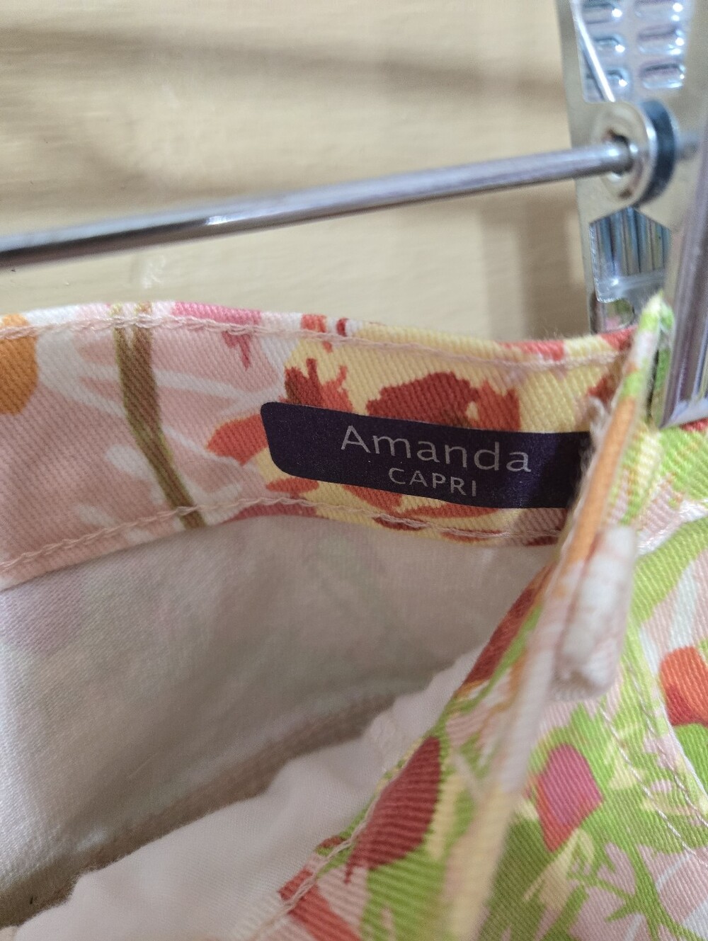 Gloria Vanderbilt Amanda Spring Floral Capri Jeans GUC Size: 16W - Picture 4 of 5